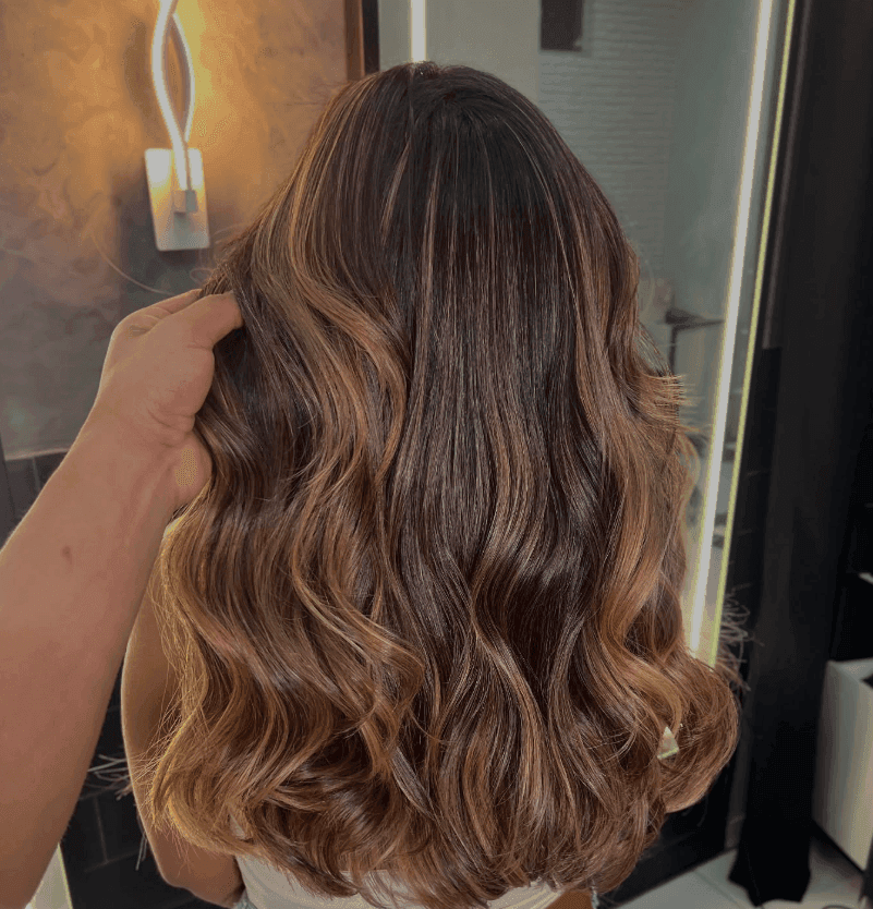 Coloração com mechas iluminadas e ondas